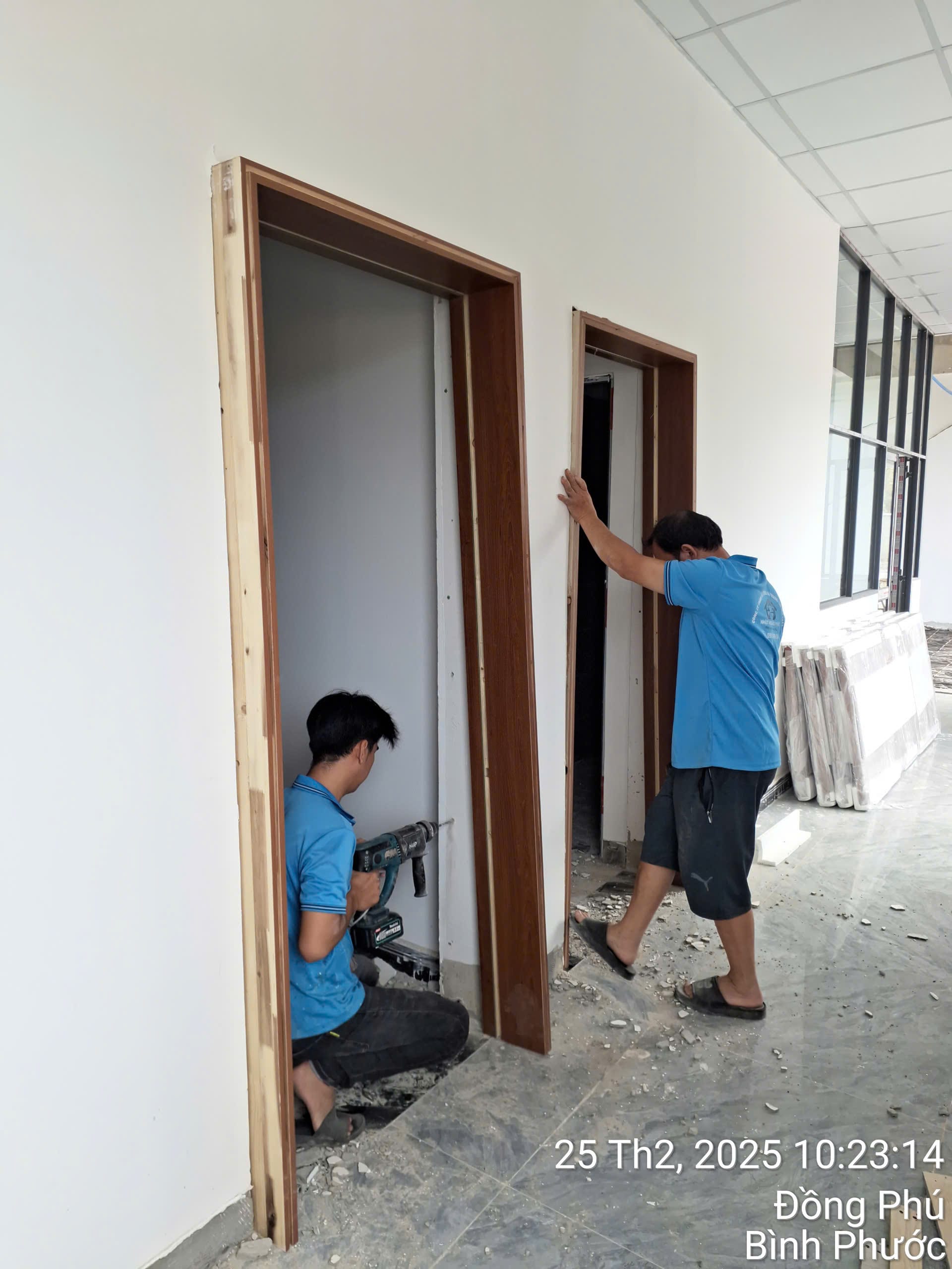 thi công lắp đặt cửa gỗ công nghiệp