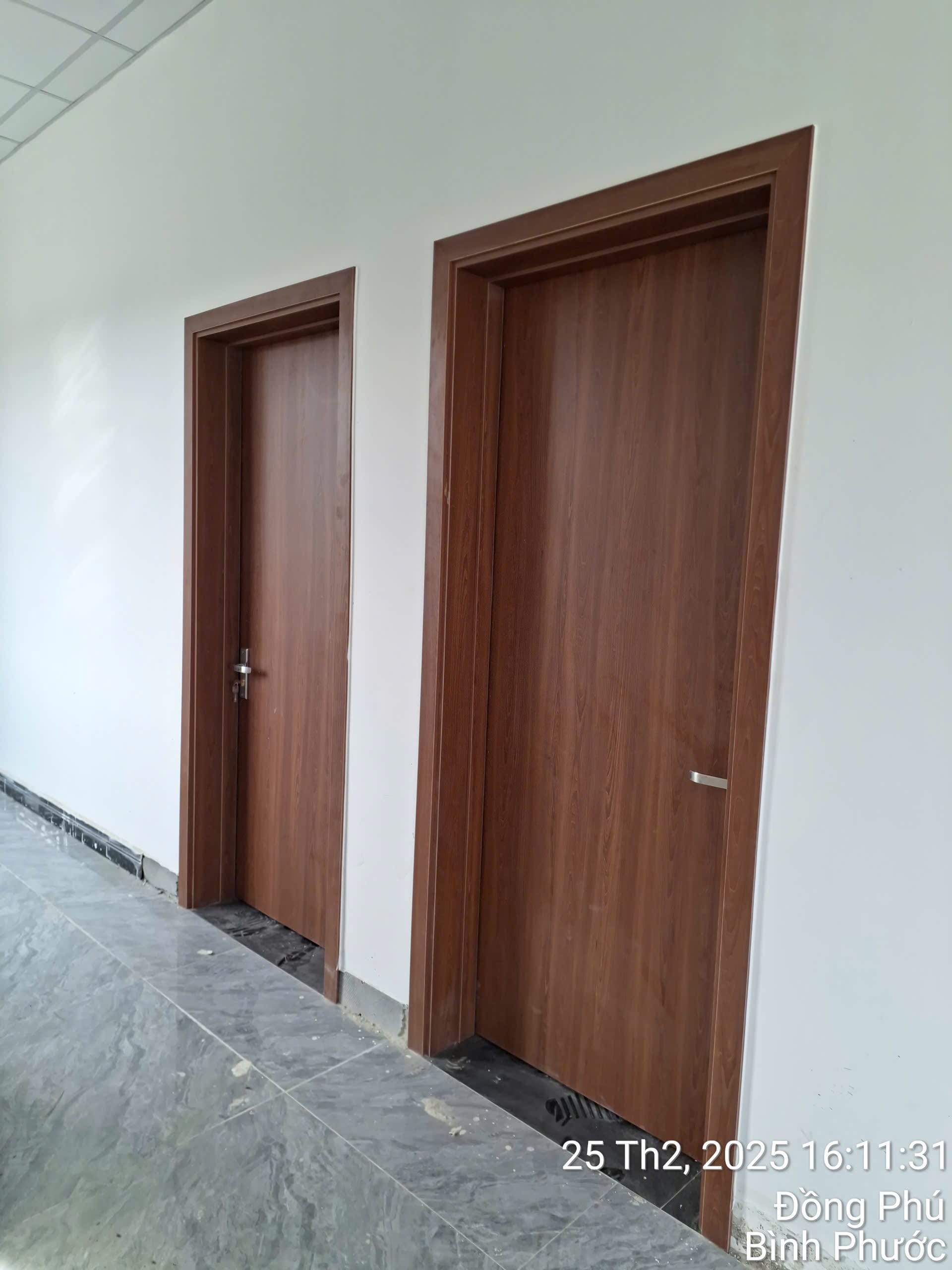 Thi công lắp đặt cửa gỗ công nghiệp